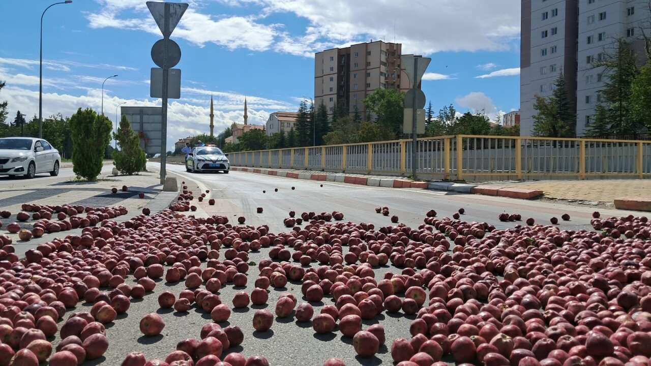 Halat koptu, ortalık karıştı! Tonlarca elma trafiği durdurdu 2